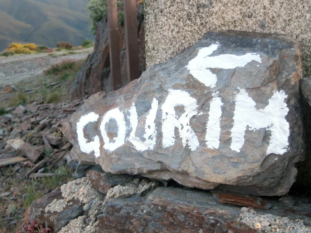 Pedra pintada a indicar o caminho para Gourim