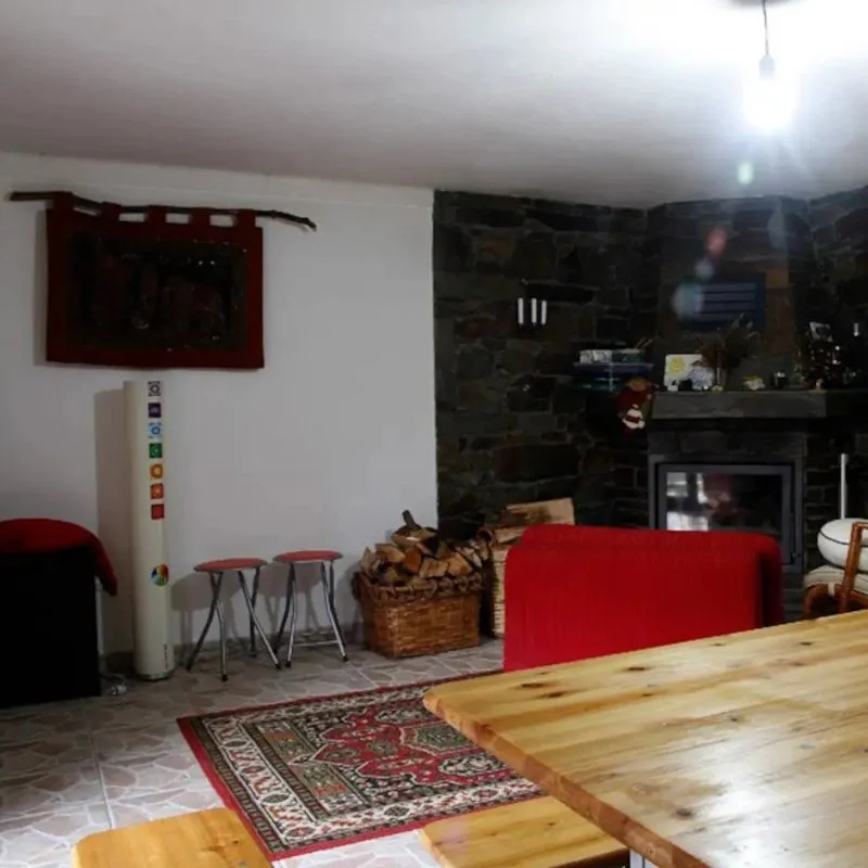 Sala de estar com lareira na Casa Margou