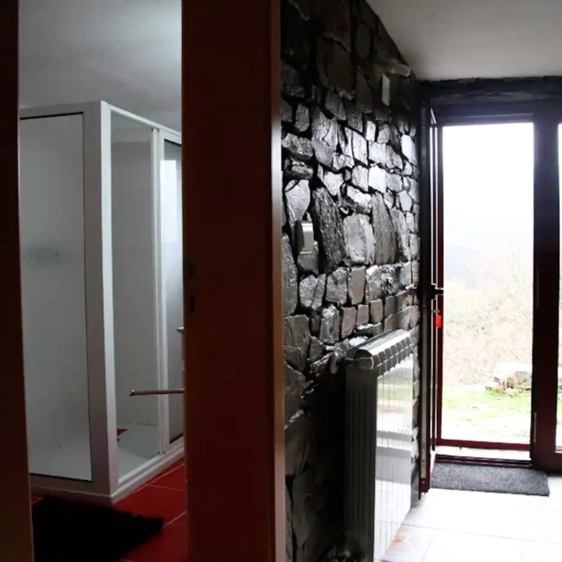 Interior com parede de xisto na Casa Margou