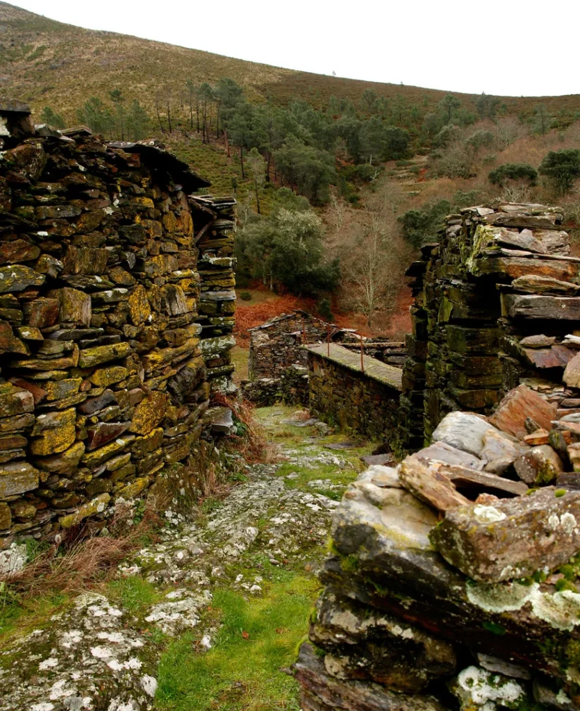 Ruínas de xisto na aldeia de Gourim