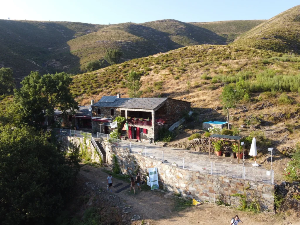 Vista aérea da Casa Margou na Serra da Arada