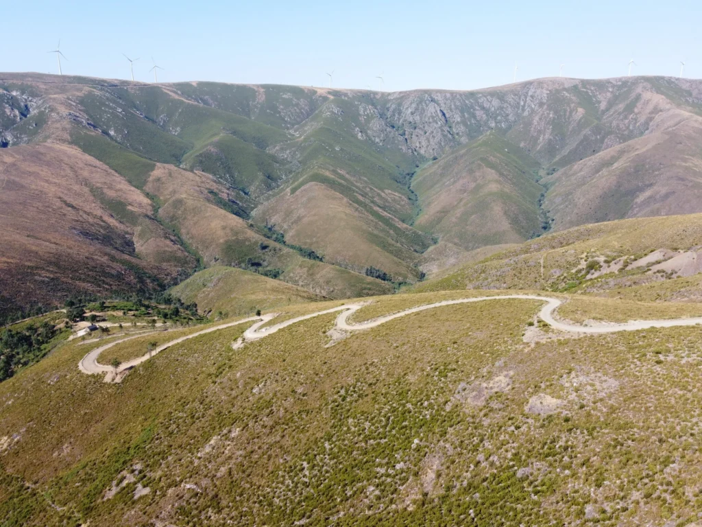 Estrada de terra em curvas pela serra até Gourim