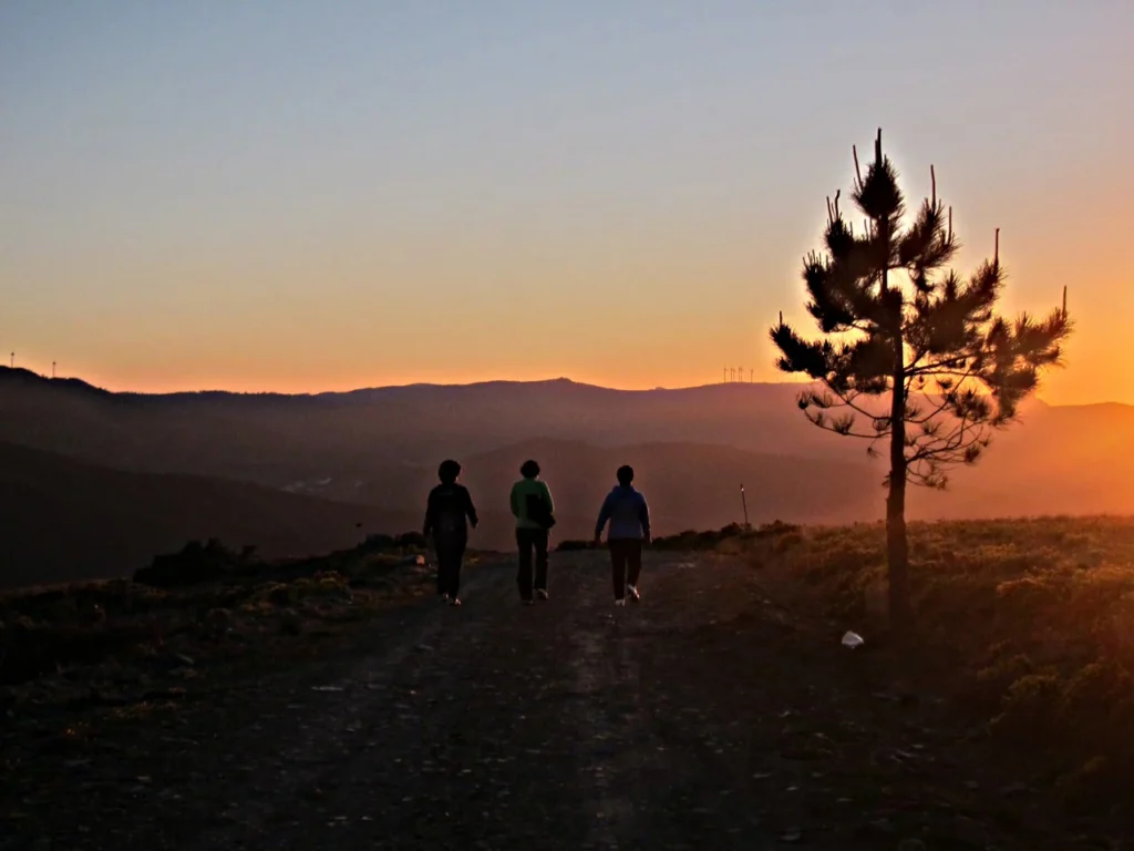 Pôr do sol com caminhantes na Serra da Arada