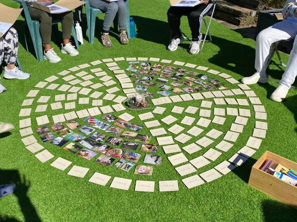 Mandala de pedras no relvado durante um retiro