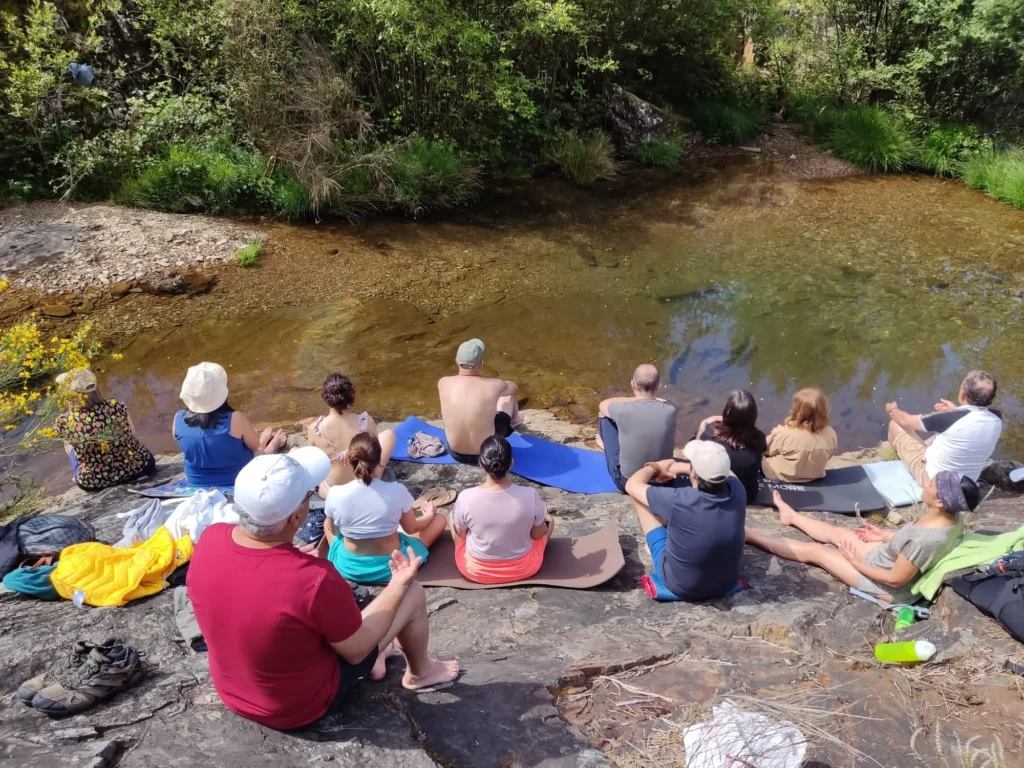 Grupo de retiro sentado junto ao rio
