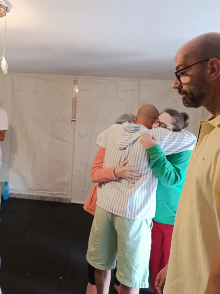 Abraço entre participantes no final de um retiro